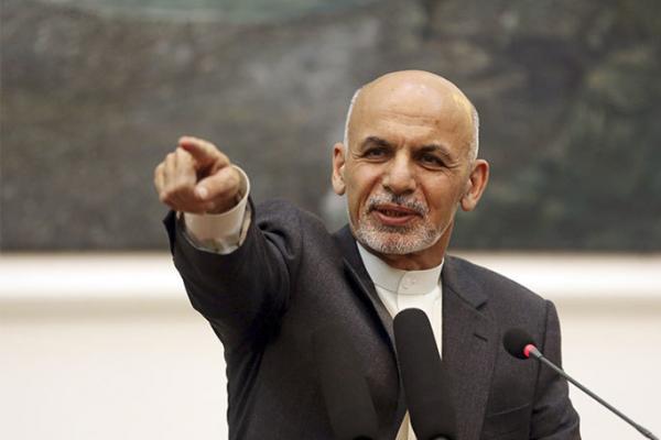 Shah Hussain Murtazawi, penjabat juru bicara Ghani, mengatakan kedua pejabat mengajukan pengunduran diri karena serangan