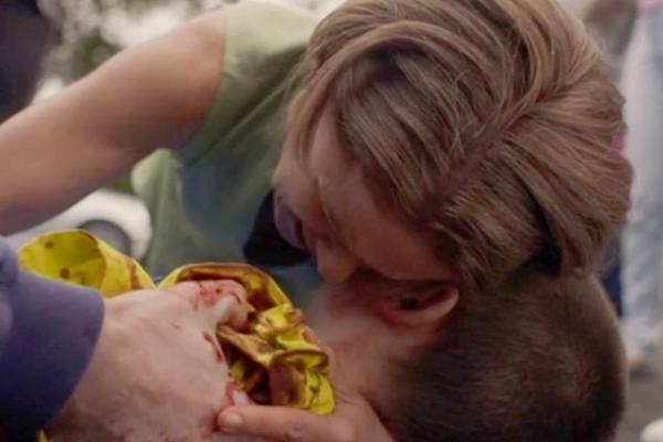 Dalam adegan mengerikan itu Melanie, dimainkan oleh Sinead Keenan  terlihat memeluk anaknya yang terbaring tak berdaya dan pendarahan di trotoar.