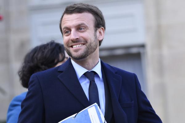 Dikutip dari AFP, hakim mengambil keputusan setelah mantan staf Macron tersebut diduga melanggar persyaratan jaminan.