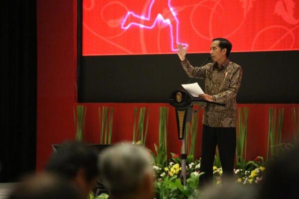 Presiden RI Jokowi menegaskan agar kepala daerah tidak terlalu bergantung dengan Anggaran Pemerintah Belanja Negara (APBN) dalam membiayai proyek pembangunan infrastruktur nasional