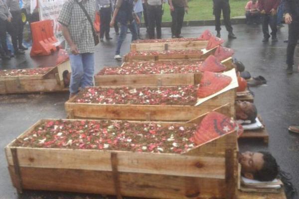 Kelompok petani tersebut menginginkan Presiden Jokowi dapat turun tangan dalam menyelesaikan konflik agraria yang sudah menggantung hampir setahun itu.