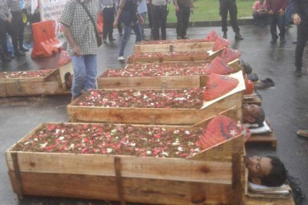 Kelompok petani tersebut menginginkan Presiden Jokowi dapat turun tangan dalam menyelesaikan konflik agraria yang sudah menggantung hampir setahun itu.