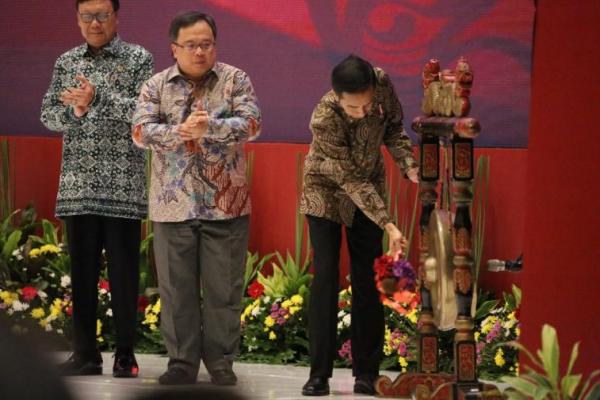 Upaya ini harus senantiasa berjalan serempak hingga ke level pemerintah provinsi dan kabupaten, demi menciptakan iklim investasi yang kondusif.