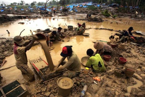 Insiden itu terjadi di dekat desa Maw Wun Kalay di Hpakant Township sekitar 11:30 waktu setempat (17:00 GMT) pada Senin saat sebuah kolam saringan lumpur, yang terletak di lokasi penambangan tua, runtuh.