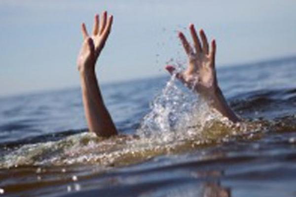Sebuah video yang beredar daring, menunjukkan seorang pria meronta-ronta di dalam air sebelum berulang kali diserang oleh hiu yang berputar-putar di sekelilingnya, dan kemudian diseret ke bawah.