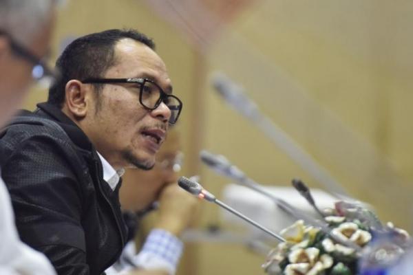 Meski demikian, Hanif mengingatkan bahwa para peserta magang bukan berarti bakal bekerja pada perusahaan tersebut. Mereka hanya didik bekerja sesuai standar perusahaan kemudian diberi sertifikat.