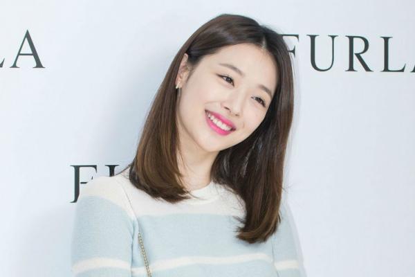 Sulli yang terkenal karena postingan fotonya yang kontroversial, secara tiba-tiba menghapus seluruh foto di akun instagramnya pada 26 April.