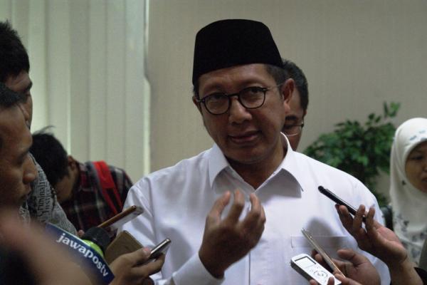 Lukman Hakim Saifuddin menyangkal telah menerima uang sebesar Rp70 juta, dari mantan Kakanwil Kemenag Jawa Timur Haris Hasanuddin.