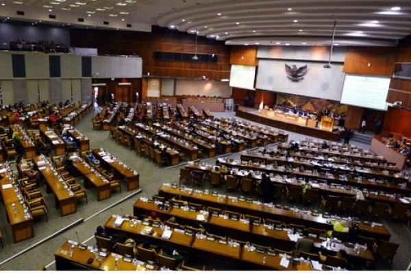 DPR RI kembali menggelar Rapat Paripurna ke-15 masa persidangan III Tahun Sidang 2019-2020. Adapun rapat Paripurna DPR kali ini dengan enam agenda.