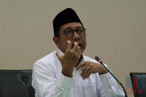 Menteri Agama RI Lukman Hakim Saifuddin mengancam akan mencabut izin travel yang bersangkutan.
