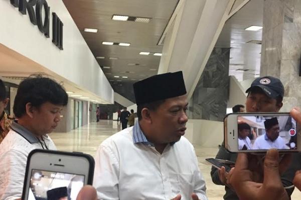 Meski ada sejumlah anggota yang melayangkan interupsi, Wakil Ketua DPR Fahri Hamzah langsung mengetok palu persetujuan hak angket KPK. Apa alasannya?