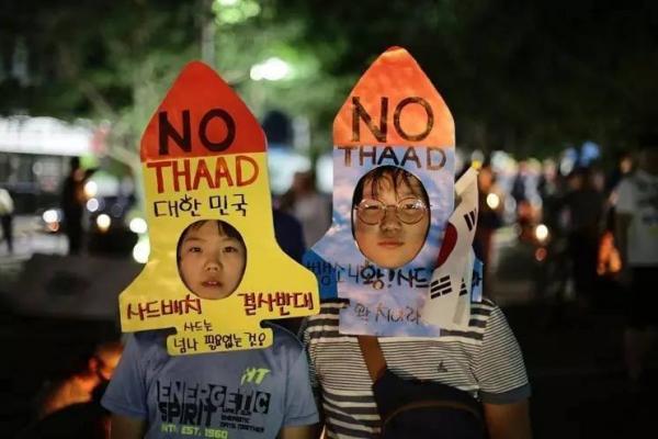 Komen Trump yang menyatakan bahwa Korea Selatan harus membayar seluruh biaya pemasangan anti misile atau biasa disebut THAAD menimbulkan protes.