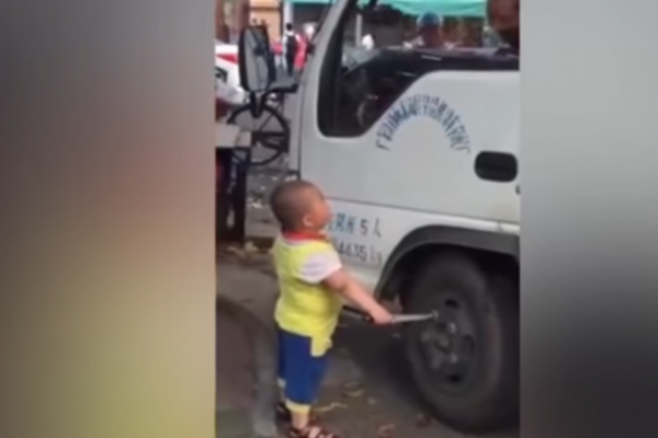 Sebuah video menjadi viral di media sosial China yang menunjukkan seorang balita marah pada seorang supir truk yang terparkir di depan kios neneknya.