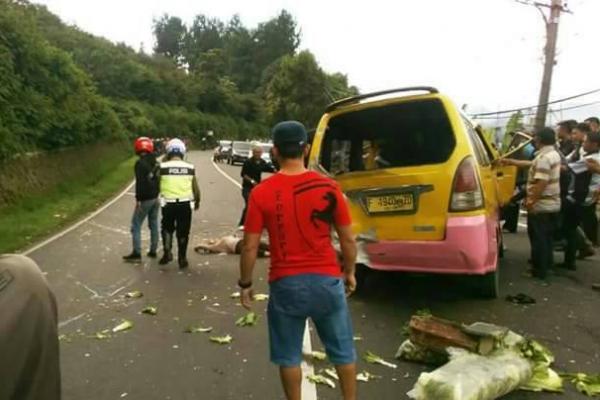 Bus menabrak sejumlah kendaraan di antaranya Avanza silver B 1608 BKV, lalu kendaraan Avanza lainnya, menabrak sejumlah mobil pick up dan beberpa sepeda motor. Bus berakhir masuk ke jurang.