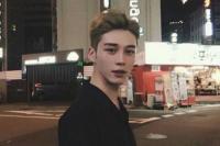 Karena Gantengnya,  Manajer Grup Idol Ini Dikira Artis