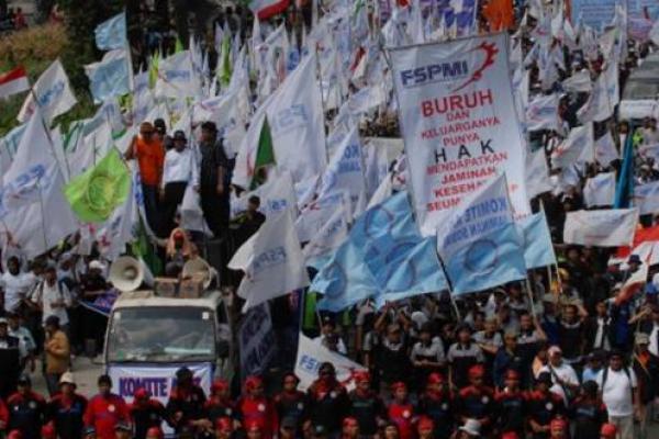 Aksi buruh di depan Gedung DPR RI hari ini, masyarakat diminta untuk menghindari jalan sekitar