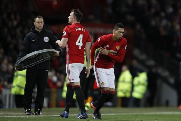 Chris Smalling dan Phil Jones sudah menepi lebih dari satu bulan.