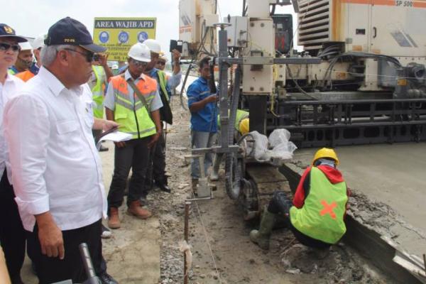 Melihat progress pekerjaan, Menteri Basuki langsung memanggil dan menegur kepala proyek yang saat itu ada di lokasi.