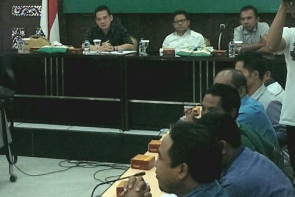Diantara yang hadir, Ketua Paguyban Nelayan Banten Ahmad Nawawi menceritakan tentang nasib pekerjaannya sebagai pencari ikan di laut yang semakin tidak menentu pasca dikeluarkannya Peraturan Menteri Kelautan dan Perikanan nomor 2 tahun 2015