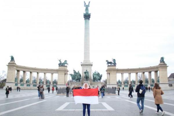 Perbedaan paling mencolok adalah tidak ada ujian kenaikan kelas di Hungaria.