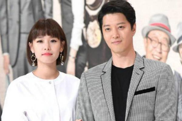 Aktor Lee Dong Gun resmi menikah dengan aktris Jo Yoon Hee dan sedang menantikan kelahiran anak pertamanya setelah dua bulan
