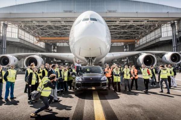 Kendaraan itu tidak dimodifikasi sama dan masih menggunakan mesin standar dari perusahaan mobil tersebut untuk menarik pesawat yang merupakan jet penumpang terbesar di dunia