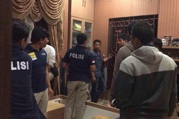 Rumah pribadi Ketua Fraksi Partai Keadilan Sejahtera (PKS) Jazuli Juwaini diteror dengan tembakan senjata api.