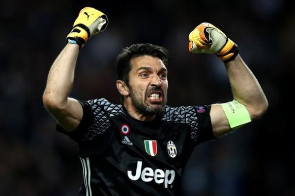 Meski tak muda lagi, Buffon musim ini di UCl hanya kebobolan dua gol dan setelah itu berhasil menjaga sarangnya lebih dari 600 menit tanpa kebobolan