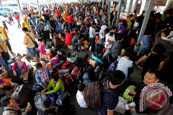 Warga yang hendak mudik dengan menggunakan kereta api melalui Stasiun Gambir mengalami peningkatan jika dibandingkan tahun sebelumnya.