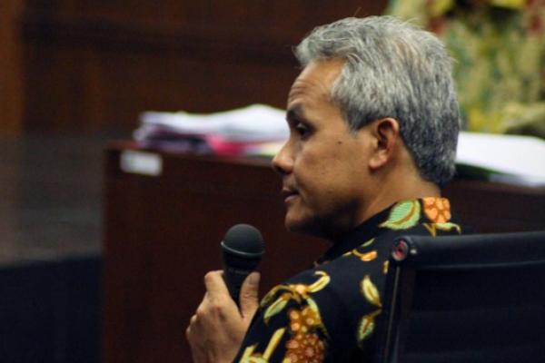 Mayoritas warga Jawa Tengah (Jateng) meyakini calon gubernur (Cagub) petahana Ganjar Pranowo terlibat dalam kasus dugaan korupsi e-KTP yang menyeret mantan Ketua DPR Setya Novanto.