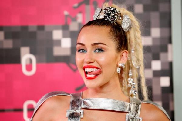 Miley Cyrus menampilkan sebuah persembahan spesial kepada para korban.