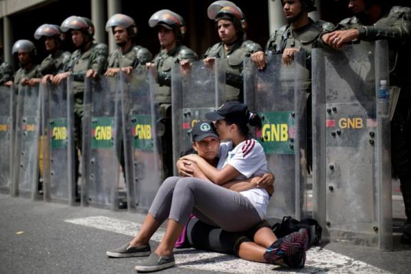 Di Karakas, para pengunjuk rasa menyanyikan lagi kebangsaan dan meneriakkan 