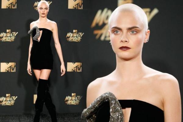 Delevingne tampil memukau dengan gaun hitam berhiaskan perhiasan perak berkilau dan potongan segitiga di bagian dada