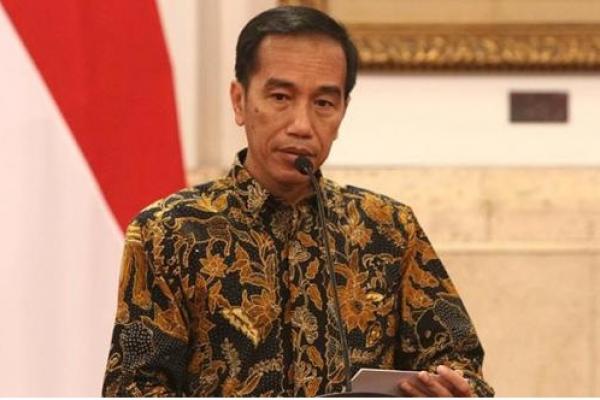 Aksi massa yang tergabung dalam Serikat Pekerja Awak Mobil Tangki (SP-AMT) berhasil menghadang iring-iringan mobil Presiden Jokowi, saat melintas di Jalan Medan Merdeka Barat, Jakarta, Rabu (13/2) malam.