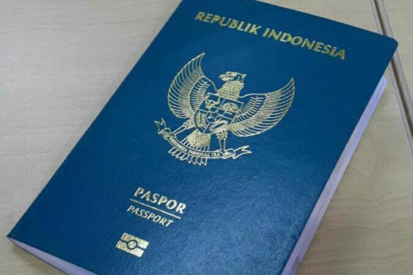 Dwi diduga menerima suap Rp 1 miliar dari perusahaan yang bertugas sebagai agen pengurusan paspor WNI di Malaysia yang hilang ataupun rusak.