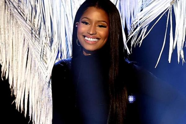 Nicki Minaj mengumumkan akan memberikan biaya kuliah bagi fans yang memiliki nilai tertinggi di sekolah