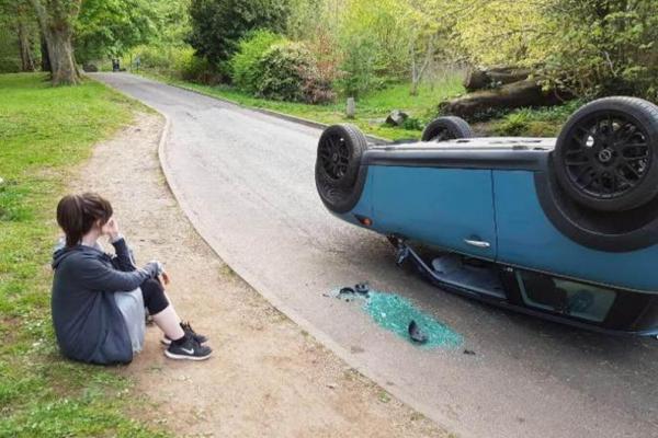 Katy Skelton menemukan mobil barunya terbalik dan hancur. Wanita cantik itu mengaku memarkir brankas birunya di bahu jalan sebelum menuju ke Cave Hill.