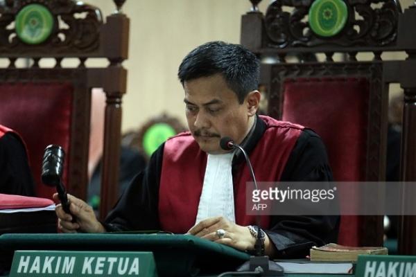 Guru Besar Ilmu Hukum dari Universitas Islam Indonesia (UII) menyatakan rata-rata hakim memutus perkara penodaan agama dengan vonis hukuman selama 2 tahun penjara
 
 
