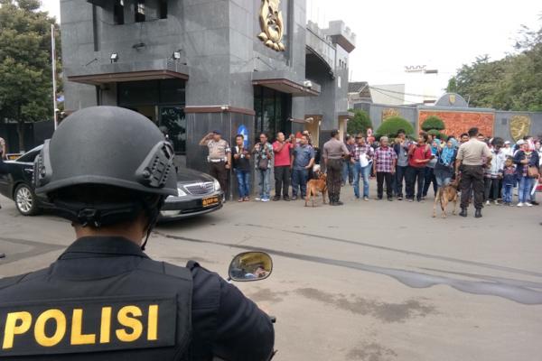 Satu orang narapidana teroris yang tewas dalam kerusuhan di Mako Brimob bernama Abu Ibrahim alias Beny Syamsu Trisno. Diketahui Abu Ibrahim dari kelompok Jamaah Ansharut Daulah (JAD).