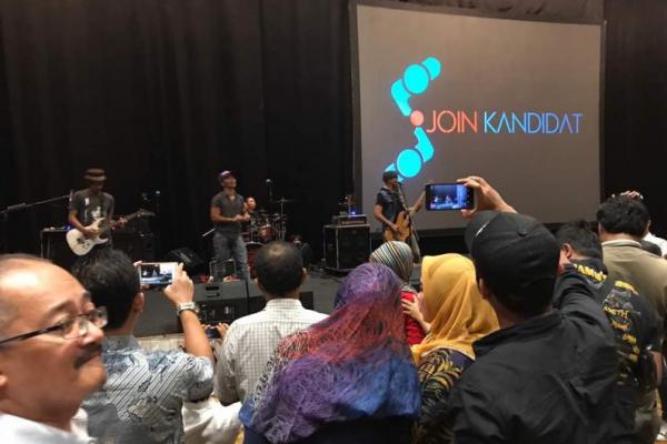 Peluncuran aplikasi ini diinspirasi oleh banyaknya pengangguran yang berpendidikan rendah. Slank sebagai group musik yang memiliki jutaan penggemar fanatik