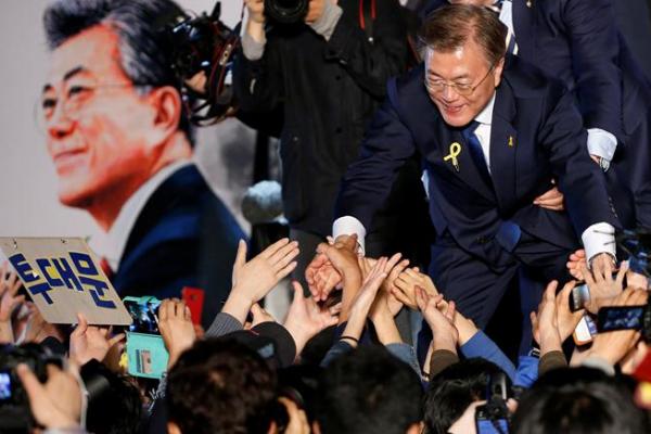 Moon Jae In yang merupakan kandidat dari partai Demokrat resmi jadi Presiden Korea Selatan setelah unggul telak dari para rivalnya