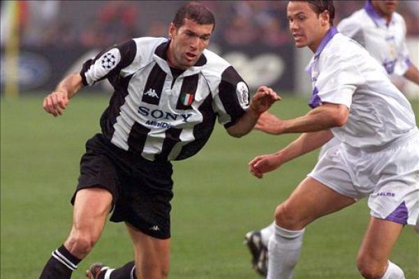 Zinedine Zidane merupakan pesepakbola yang berhasil menorehkan prestasi saat berstatus pemain dan pelatih.