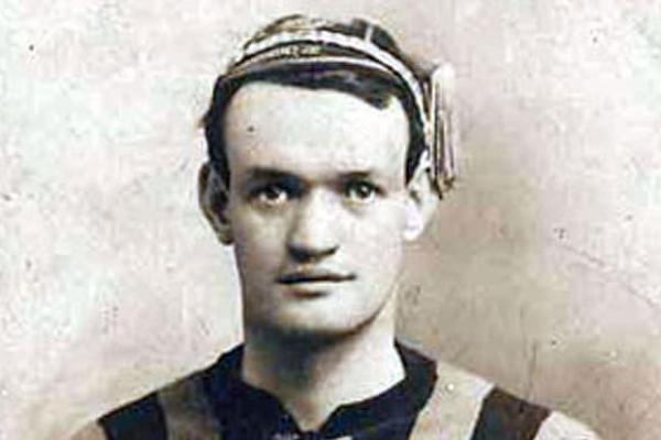 Patrick O’Connell. Seorang pesepakbola asal Irlandia kelahiran 8 Maret 1887.