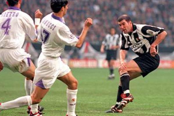 Bersama Alessandro Del Piero dan Filippo Inzaghi, Zinedine Zidane memperkuat Juventus pada saat final Champion pada musim 1997/1998.