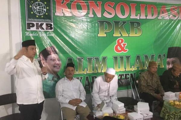 Proses pengembangan dunia pesantren harus mendapat dukungan yang serius dari pemerintah, mengingat peran serta pesantren yang sangat strategis dalam proses membangun masyarakat.