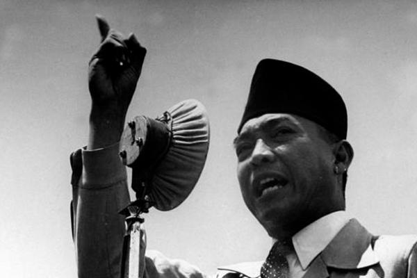 Perdebatan selanjutnya muncul ketika Soekarno menanyakan siapa saja yang akan menandatangani teks proklamasi. Hatta mengusulkan teks proklamasi ditandatangani seluruh peserta yang hadir, merujuk pada pernyataan kemerdekaan Amerika yang ditandatangani oleh para perumus.