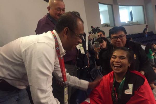 Dua emas dipersembahkan oleh lifter Wijoyo Surahmat di kelas 56 kg putra, dan Sri Wahyuni di kelas 48 kg putri.