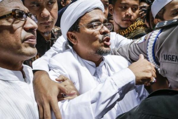 Langkah kuasa hukum pentolan FPI Rizieq Shihab untuk membawa kasus pornografi ke Mahkamah Internasional dinilai tidak masuk akal.