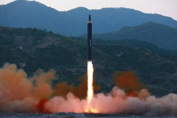 Tes tersebut terjadi hanya beberapa hari setelah pejabat senior AS memuji Korea Utara dan pemimpin Kim Jong Un karena tidak menembakkan rudal sejak akhir Juli