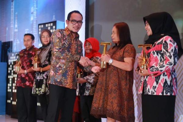 Kementerian Ketenagakerjaan RI memberikan penghargaan kepada delapan orang  Tenaga Kerja Indonesia (TKI) atau mantan TKI yang dianggap mampu menginspirasi masyarakat